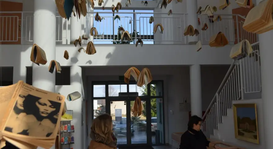 W holu wiszą otwarte książki, tworząc instalację nawiązującą do "Szklanych domów" i lektury.