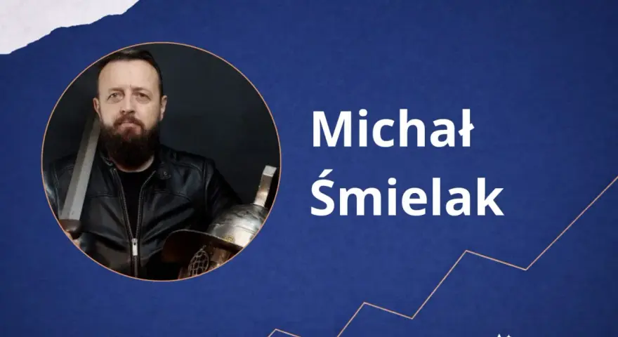 Michał Śmielak, autor książek, prezentuje się w zbroi gladiatora. Kolejność jego publikacji czeka na odkrycie.