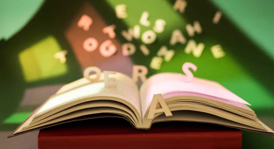 Otwarta księga, z której wylatują litery. Co to za magia słów?