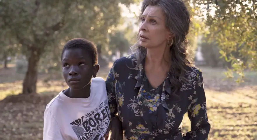 Sophia Loren i młody chłopiec patrzą w dal, jakby widzieli całe życie przed sobą.