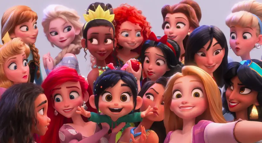 Wesołe księżniczki z bajek, w tym Elsa, Ariel, Bella i Śnieżka, robią sobie selfie.