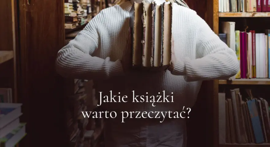 Kobieta w swetrze trzyma stos starych książek. Wśród nich są dzieła Bolesława Prusa. Jakie książki warto przeczytać?
