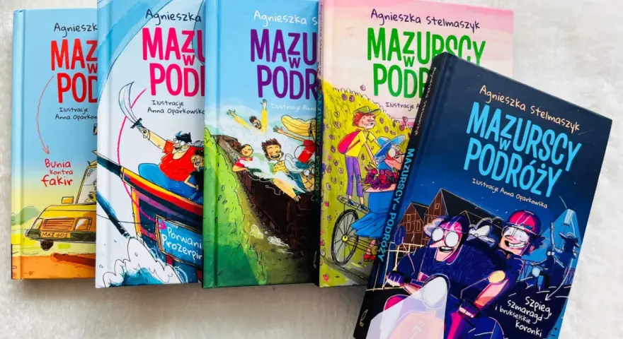 Książki "Mazurscy w podróży" z ilustracjami Anny Oparkowskiej. Wesołe przygody na okładkach zachęcają do lektury.