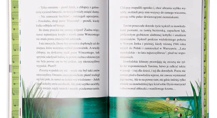 Otwarta książka z tekstem o przygodach Julka i chłopców. W tle ilustracja z trawą i wodą, gdzie pływają kaczki. "Lata inowłodzkie" - najszczęśliwsze wspomnienia.