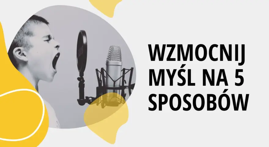 Chłopiec krzyczy do mikrofonu. Jak rozwijać retorykę co to? Wzmocnij myśl na 5 sposobów.