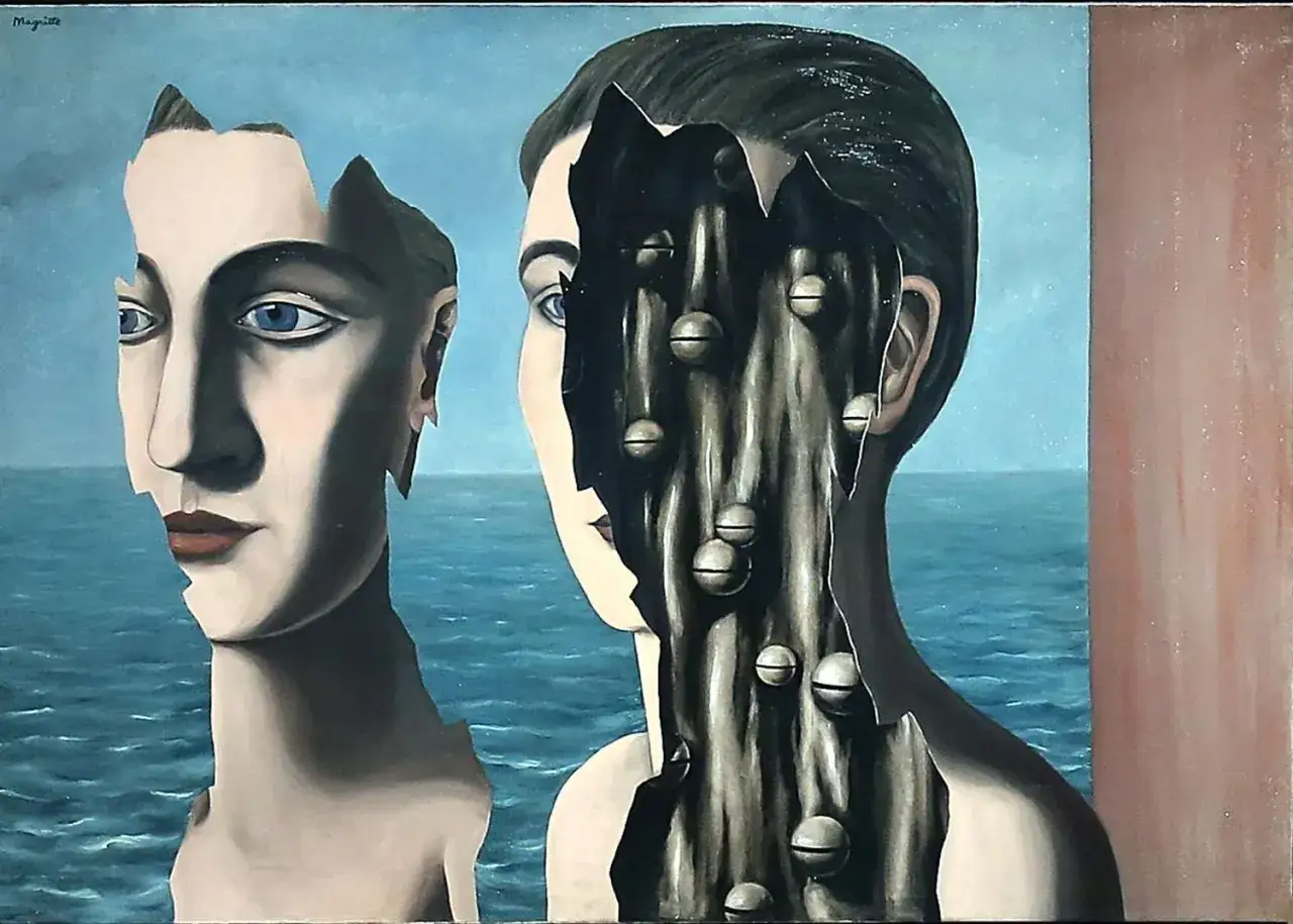 Dwie poł&oacute;wki twarzy, jedna gładka, druga z wnętrzem pełnym kulek, na tle morza. Obraz idealnie oddaje, czym jest surrealizm.