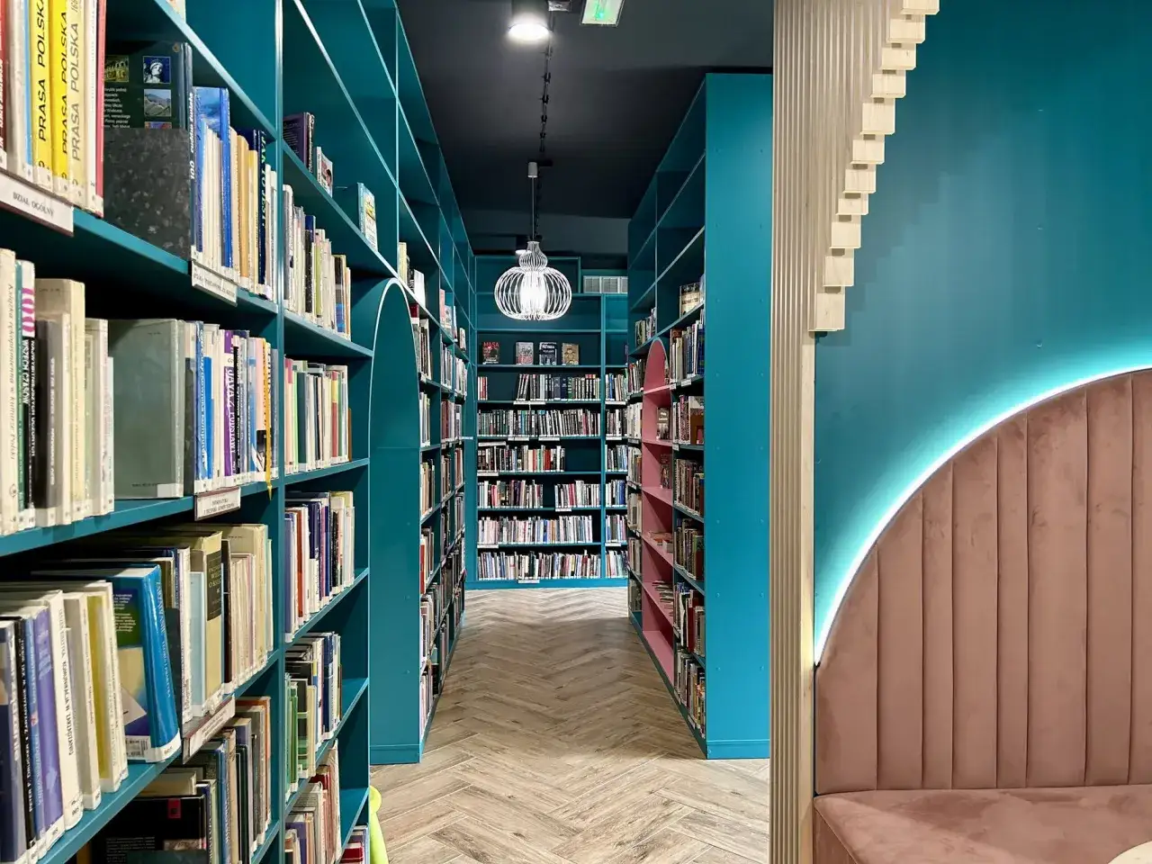 Witaj w bibliotece! W ten światowy dzień książki i praw autorskich, zanurz się w morzu literatury.