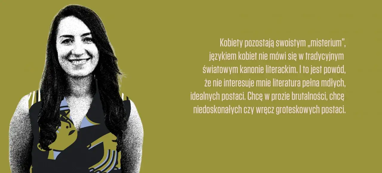 Uśmiechnięta kobieta na tle tekstu o motywie kobiety w literaturze, która szuka w niej brutalności i niedoskonałości, a nie mdłych ideałów.