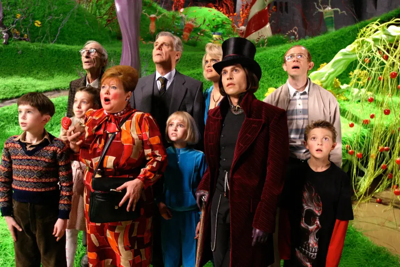 Grupa dzieci i dorosłych, w tym Willy Wonka, ogląda niezwykłą fabrykę czekolady. Streszczenie 