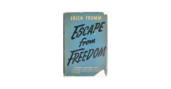 Okładka książki Ericha Fromma "Escape from Freedom" (Ucieczka od wolności). Tytuł napisany odręcznie, czarną farbą, na turkusowym tle.